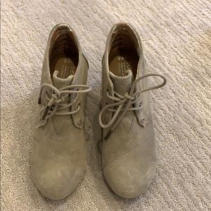 Toms Suede Tan Wedges size 6.5